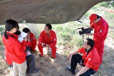 記者采訪普通尋線工