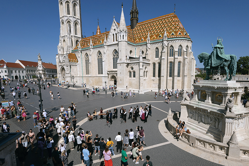 与余泽民相遇，与拉斯洛结缘