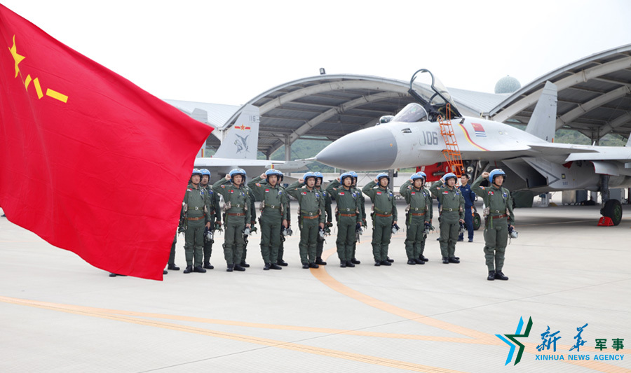 ↑軍旗招展，航空驕子對藍(lán)天宣誓。