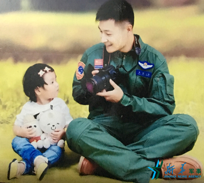 ↑資料圖片：被選為艦載戰斗機飛行員的張超與女兒合影。