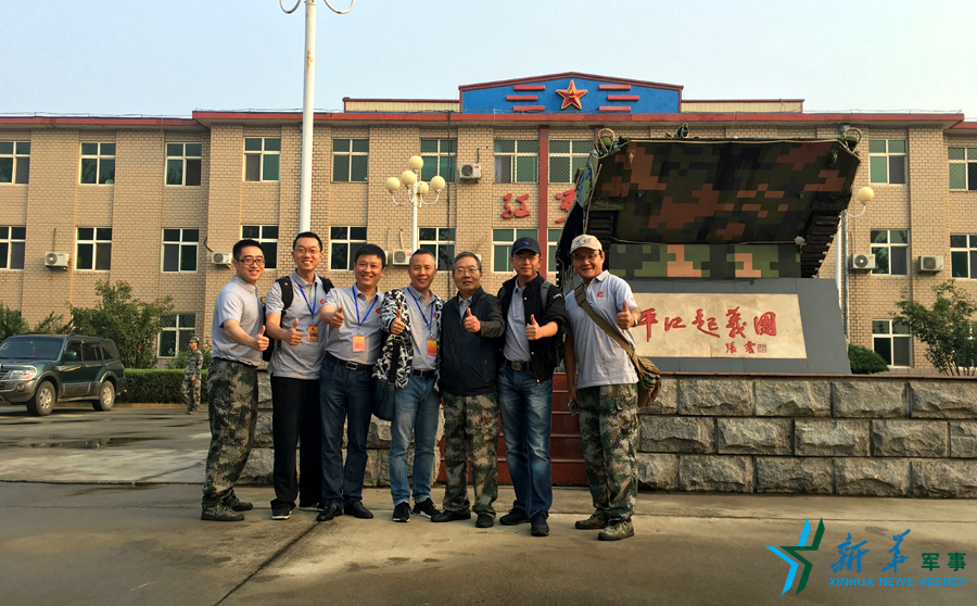 ↑“我們的長征在路上”網絡名人在“平江起義團”，為這支成為中國陸軍第一支信息化部隊點贊。