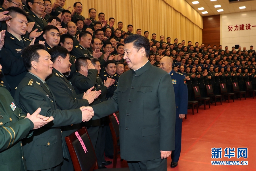 1月23日，習(xí)近平專程來到陸軍第65集團(tuán)軍，深入基層連隊(duì)，看望慰問官兵，代表黨中央和中央軍委，向全軍指戰(zhàn)員、武警部隊(duì)官兵、民兵預(yù)備役人員致以誠摯問候和新春祝福。這是習(xí)近平親切接見駐張家口部隊(duì)師以上領(lǐng)導(dǎo)干部和團(tuán)級(jí)單位主官。新華社記者李剛攝
