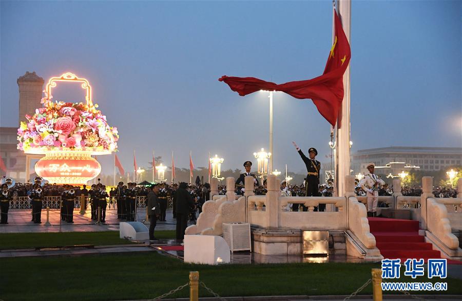 （在習(xí)近平強(qiáng)軍思想指引下·我們在戰(zhàn)位報(bào)告·圖文互動）（3）護(hù)衛(wèi)國旗　重于生命——中國人民解放軍儀仗大隊(duì)國旗護(hù)衛(wèi)隊(duì)執(zhí)行國旗升降任務(wù)記事