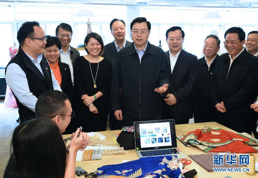 5月8日至11日，中共中央政治局常委、全國人大常委會委員長張德江在浙江調研。這是5月9日，張德江來到位于嘉興市的雅瑩服裝有限公司，了解公司的服裝設計、生產和銷售情況。新華社記者 馬占成 攝 