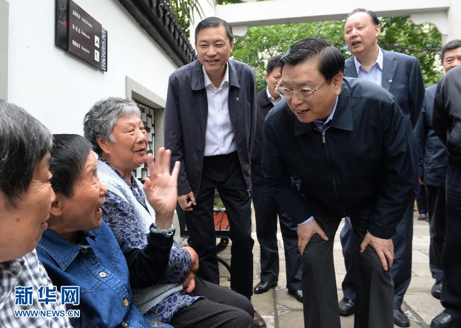 這是5月10日，張德江來到杭州市小營街道調研，并與市民親切交談。新華社記者 馬占成 攝 