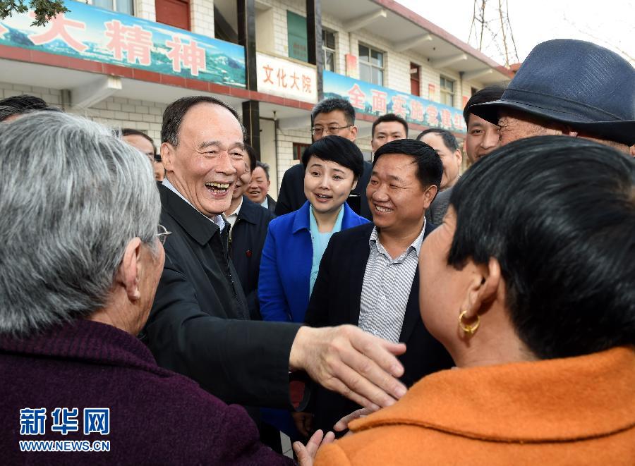 3月27日至28日，中共中央政治局常委、中央紀委書記王岐山到河南省調研，并主持召開座談會。這是3月27日王岐山在河南林州姚村鎮馮家口村同村民親切交談。 新華社記者 饒愛民 攝