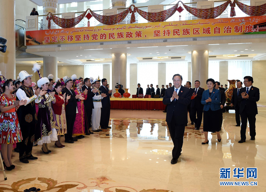 9月25日，中共中央政治局常委、全國政協主席、中央代表團團長俞正聲率中央代表團出席向新疆維吾爾自治區贈送紀念品儀式。 新華社記者饒愛民 攝 