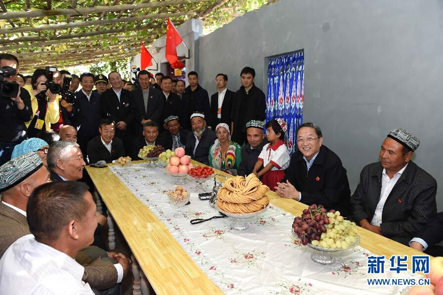 9月27日，中共中央政治局常委、全國政協(xié)主席、中央代表團團長俞正聲率中央代表團部分成員赴喀什地區(qū)莎車縣看望各族干部群眾。這是俞正聲到新疆生產建設兵團第三師莎車農場維吾爾族團場職工家中看望。新華社記者 饒愛民 攝