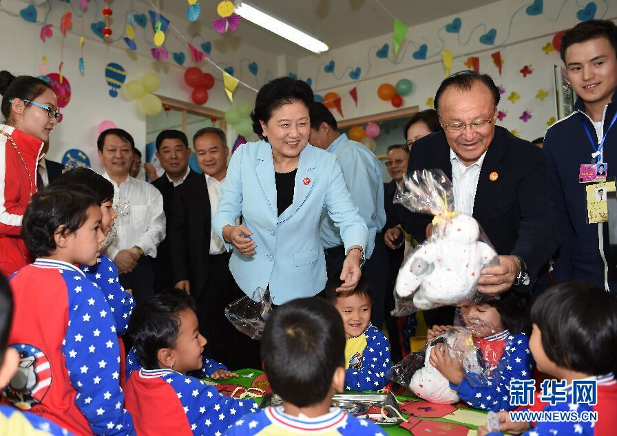 9月27日，中共中央政治局委員、國務(wù)院副總理、中央代表團副團長劉延?xùn)|率中央代表團分團，帶著黨中央、國務(wù)院的親切關(guān)懷和全國各族人民的深切情誼，來到和田地區(qū)、阿克蘇地區(qū)慰問各族干部群眾，并祝賀大家中秋節(jié)快樂。這是劉延?xùn)|在阿克蘇市“雙語”幼兒園與孩子們在一起。新華社記者 張領(lǐng) 攝