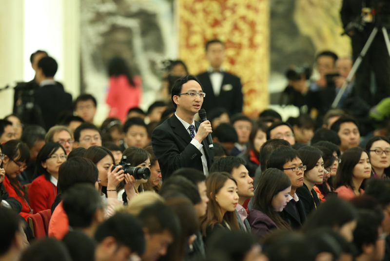 3月15日，國務(wù)院總理李克強(qiáng)在北京人民大會(huì)堂與中外記者見面，并回答記者提問。這是一位記者在提問。 新華社記者 龐興雷 攝