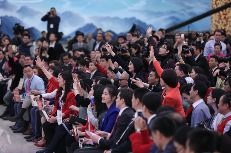 3月15日，國務(wù)院總理李克強(qiáng)在北京人民大會(huì)堂與中外記者見面，并回答記者提問。這是記者舉手爭(zhēng)取提問機(jī)會(huì)。 新華社記者 才揚(yáng) 攝