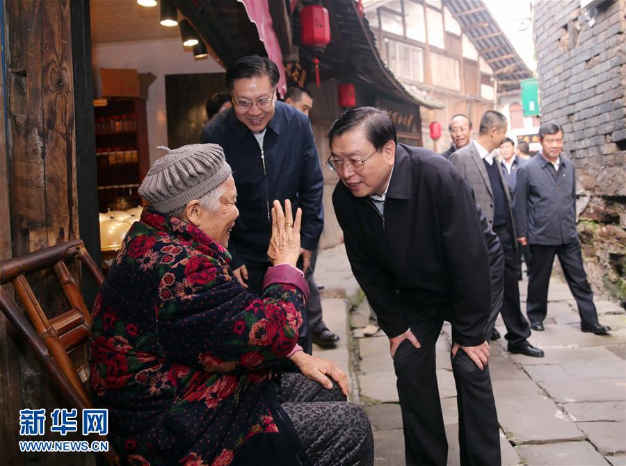 這是11月21日，張德江在宜賓李莊鎮(zhèn)同濟社區(qū)與居民親切交談。 新華社記者 劉衛(wèi)兵 攝 