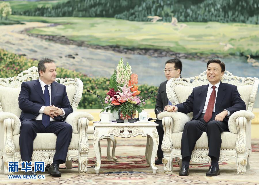 12月15日，國(guó)家副主席李源潮在北京會(huì)見塞爾維亞第一副總理兼外長(zhǎng)伊維察·達(dá)契奇。新華社記者 丁林 攝