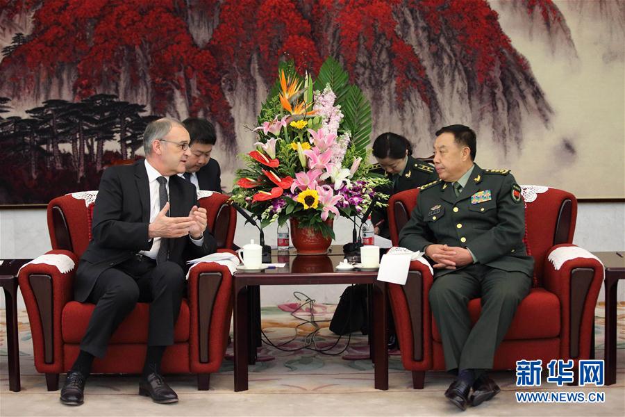 3月31日，中央軍委副主席范長龍在北京會見來訪的瑞士國防、民防和體育部長帕莫蘭。 新華社記者 劉芳 攝