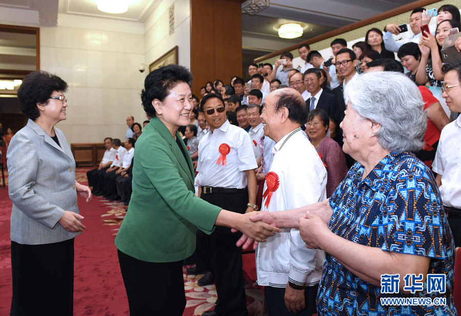 6月16日，中共中央政治局委員、國(guó)務(wù)院副總理劉延?xùn)|在北京看望出席中國(guó)人口福利基金會(huì)成立30周年座談會(huì)的歷屆“中華人口獎(jiǎng)”獲獎(jiǎng)?wù)叽怼Ｐ氯A社記者 饒愛民 攝
