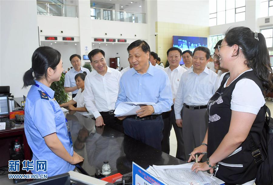 6月22日至24日，中共中央政治局常委、中央書記處書記劉云山在遼寧調研。這是6月22日，劉云山在中國（遼寧）自貿試驗區營口片區與干部群眾深入交流。新華社記者 張鐸 攝