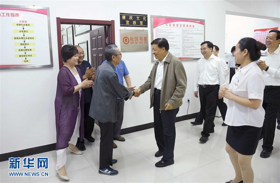 6月22日至24日，中共中央政治局常委、中央書記處書記劉云山在遼寧調研。這是6月23日，劉云山在錦州市西街社區與干部群眾深入交流。新華社記者 張鐸 攝
