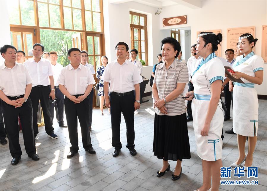 6月25日，全國民族團結進步創(chuàng)建經(jīng)驗交流現(xiàn)場會在內(nèi)蒙古興安盟召開，中共中央政治局委員、國務院副總理劉延東出席會議并講話。在內(nèi)蒙古期間，劉延東考察內(nèi)蒙古人民代表會議舊址即“五一會址”，深入社區(qū)看望各族干部群眾。這是劉延東考察“五一會址”。新華社記者 陳曄華 攝