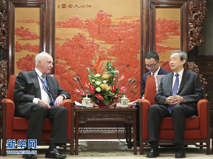 7月20日，國(guó)務(wù)院副總理馬凱在北京中南海紫光閣會(huì)見(jiàn)以澳大利亞前總理基廷為主席的國(guó)家開(kāi)發(fā)銀行國(guó)際顧問(wèn)委員會(huì)成員。 新華社記者丁林?jǐn)z