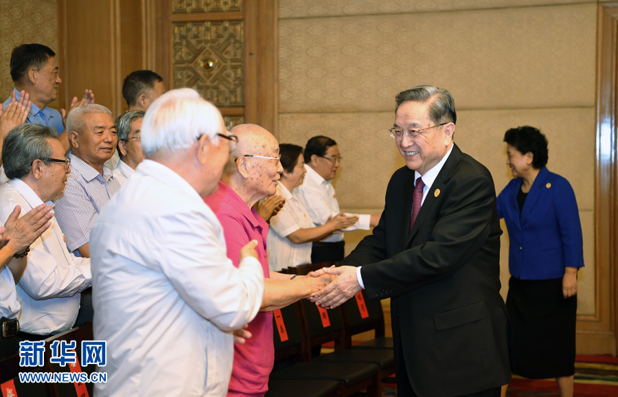 8月7日，中共中央政治局常委、全國(guó)政協(xié)主席、中央代表團(tuán)團(tuán)長(zhǎng)俞正聲在內(nèi)蒙古新城賓館會(huì)見(jiàn)內(nèi)蒙古自治區(qū)離退休老同志和各族各界群眾代表，并與他們合影留念。新華社記者 張領(lǐng) 攝