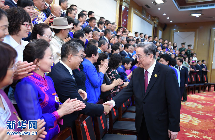 8月7日，中共中央政治局常委、全國(guó)政協(xié)主席、中央代表團(tuán)團(tuán)長(zhǎng)俞正聲在內(nèi)蒙古新城賓館會(huì)見(jiàn)內(nèi)蒙古自治區(qū)離退休老同志和各族各界群眾代表，并與他們合影留念。新華社記者 張領(lǐng) 攝