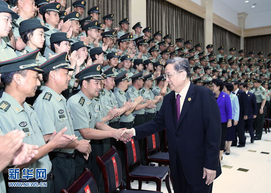 8月7日，中共中央政治局常委、全國(guó)政協(xié)主席、中央代表團(tuán)團(tuán)長(zhǎng)俞正聲率代表團(tuán)部分成員分別赴內(nèi)蒙古軍區(qū)、武警內(nèi)蒙古總隊(duì)、武警內(nèi)蒙古森林總隊(duì)慰問(wèn)，并會(huì)見(jiàn)自治區(qū)政法干警代表。這是俞正聲會(huì)見(jiàn)內(nèi)蒙古軍區(qū)指戰(zhàn)員。新華社記者 張領(lǐng) 攝