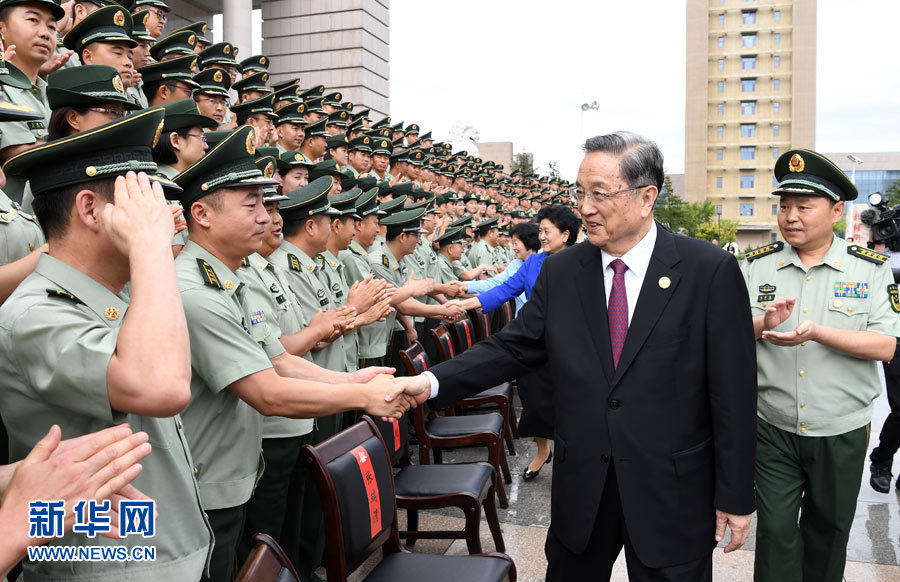 8月7日，中共中央政治局常委、全國(guó)政協(xié)主席、中央代表團(tuán)團(tuán)長(zhǎng)俞正聲率代表團(tuán)部分成員分別赴內(nèi)蒙古軍區(qū)、武警內(nèi)蒙古總隊(duì)、武警內(nèi)蒙古森林總隊(duì)慰問(wèn)，并會(huì)見(jiàn)自治區(qū)政法干警代表。這是俞正聲會(huì)見(jiàn)武警內(nèi)蒙古總隊(duì)官兵。新華社記者 張領(lǐng) 攝
