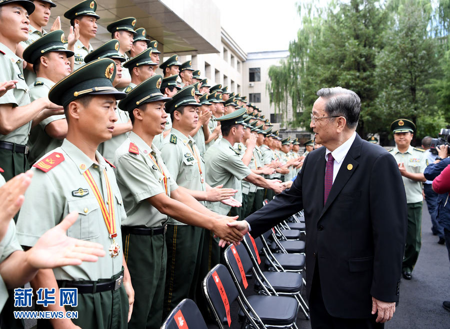 8月7日，中共中央政治局常委、全國(guó)政協(xié)主席、中央代表團(tuán)團(tuán)長(zhǎng)俞正聲率代表團(tuán)部分成員分別赴內(nèi)蒙古軍區(qū)、武警內(nèi)蒙古總隊(duì)、武警內(nèi)蒙古森林總隊(duì)慰問(wèn)，并會(huì)見(jiàn)自治區(qū)政法干警代表。這是俞正聲會(huì)見(jiàn)武警內(nèi)蒙古森林總隊(duì)官兵。新華社記者 張領(lǐng) 攝