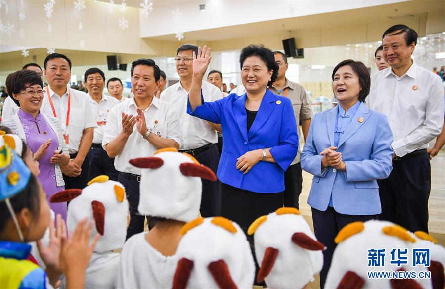 8月9日，中共中央政治局委員、國(guó)務(wù)院副總理、中央代表團(tuán)副團(tuán)長(zhǎng)劉延?xùn)|率中央代表團(tuán)二分團(tuán)到赤峰看望慰問各族干部群眾。這是劉延?xùn)|在赤峰市青少年宮與青少年熱烈互動(dòng)。新華社記者 連振 攝