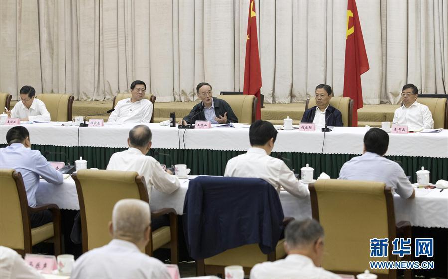 9月3日至5日,中共中央政治局常委、中央紀(jì)委書記、中央巡視工作領(lǐng)導(dǎo)小組組長王岐山在湖南省調(diào)研并主持召開巡察工作座談會。這是9月4日,王岐山在長沙主持召開巡察工作座談會。新華社記者 王曄 攝
9月3日至5日,中共中央政治局常委、中央紀(jì)委書記、中央巡視工作領(lǐng)導(dǎo)小組組長王岐山在湖南省調(diào)研并主持召開巡察工作座談會。這是9月4日,王岐山在長沙主持召開巡察工作座談會。新華社記者 王曄 攝