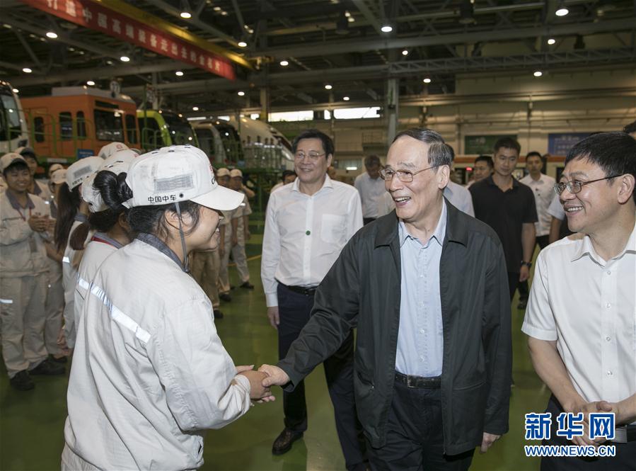 9月3日至5日,中共中央政治局常委、中央紀(jì)委書記、中央巡視工作領(lǐng)導(dǎo)小組組長王岐山在湖南省調(diào)研并主持召開巡察工作座談會。這是9月4日,王岐山到中國中車株洲電力機(jī)車有限公司考察。新華社記者 王曄 攝
9月3日至5日,中共中央政治局常委、中央紀(jì)委書記、中央巡視工作領(lǐng)導(dǎo)小組組長王岐山在湖南省調(diào)研并主持召開巡察工作座談會。這是9月4日,王岐山到中國中車株洲電力機(jī)車有限公司考察。新華社記者 王曄 攝
