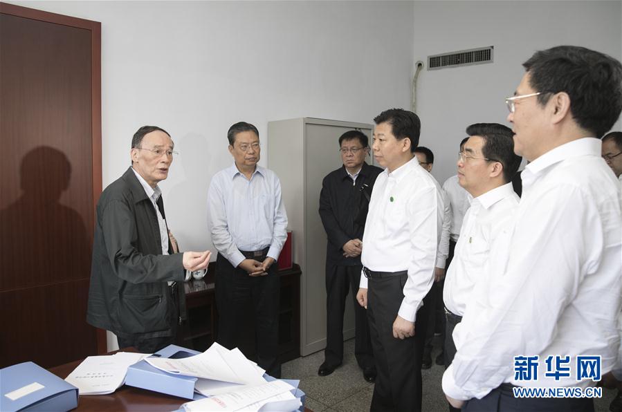 9月3日至5日,中共中央政治局常委、中央紀(jì)委書記、中央巡視工作領(lǐng)導(dǎo)小組組長王岐山在湖南省調(diào)研并主持召開巡察工作座談會。這是9月4日,王岐山來到株洲市委巡察辦看望巡察干部。新華社記者 王曄 攝
9月3日至5日,中共中央政治局常委、中央紀(jì)委書記、中央巡視工作領(lǐng)導(dǎo)小組組長王岐山在湖南省調(diào)研并主持召開巡察工作座談會。這是9月4日,王岐山來到株洲市委巡察辦看望巡察干部。新華社記者 王曄 攝