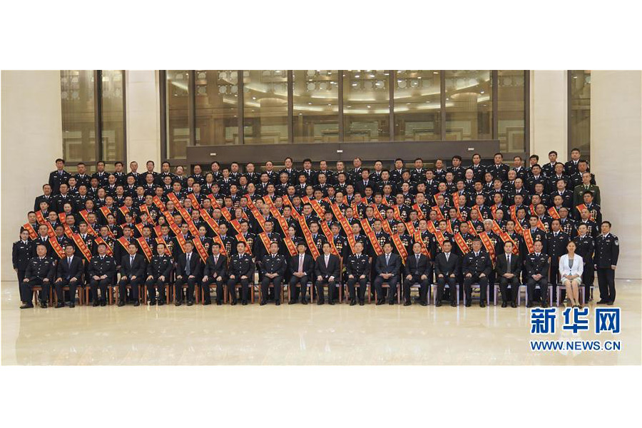 9月22日，“熱血鑄劍·丹心衛民”全國公安百佳刑警推選活動揭曉儀式在北京舉行。中共中央政治局委員、中央政法委書記孟建柱會見當選民警并觀看揭曉儀式。國務委員、公安部部長郭聲琨參加會見并觀看揭曉儀式。新華社記者 殷剛 攝
