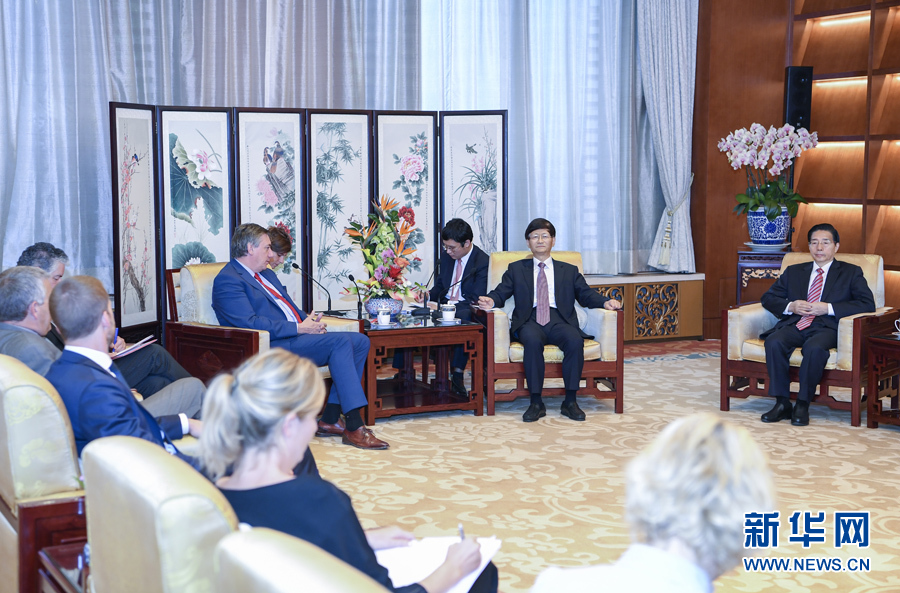 9月26日，中共中央政治局委員、中央政法委書記孟建柱在北京會見來華出席國際刑警組織第86屆全體大會的比利時副首相兼內政大臣讓邦。國務委員、公安部部長郭聲琨參加有關會見。新華社記者 張領 攝