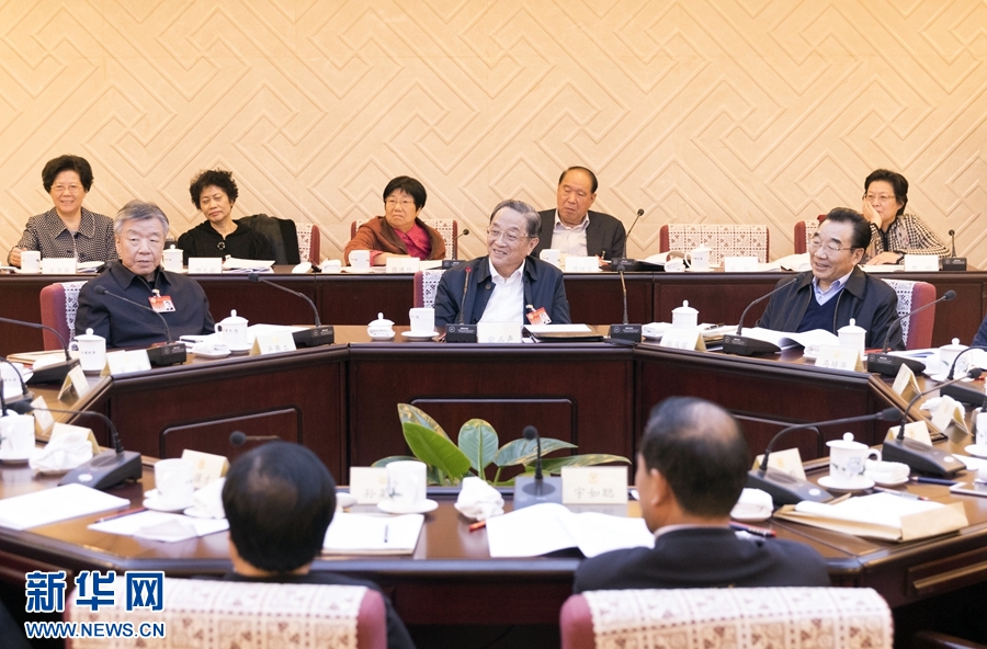 10月30日，政協(xié)第十二屆全國委員會常務(wù)委員會第二十三次會議舉行分組討論，與會人員圍繞深入學(xué)習(xí)貫徹中共十九大精神認(rèn)真討論，積極建言獻策。全國政協(xié)主席俞正聲參加討論。新華社記者 丁海濤 攝