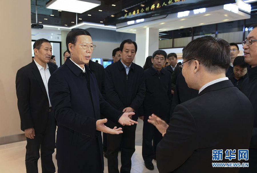 11月14日至15日，國務院副總理張高麗在黑龍江調研。這是11月14日，張高麗到黑龍江工業技術研究院成果展示中心，了解產學研結合推動創新發展情況。 新華社記者 高潔 攝