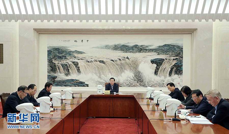 1月16日，中共十二屆全國(guó)人大常委會(huì)黨組在北京召開會(huì)議，認(rèn)真學(xué)習(xí)領(lǐng)會(huì)習(xí)近平總書記在十九屆中央紀(jì)委二次全會(huì)上的重要講話和全會(huì)精神，研究部署貫徹落實(shí)工作。全國(guó)人大常委會(huì)委員長(zhǎng)、常委會(huì)黨組書記張德江主持會(huì)議并講話。新華社記者 劉衛(wèi)兵 攝