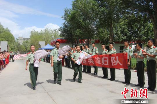 部隊官兵們迎接出院歸來的李運飛(中)和其他消防戰士?！⊥粲?攝