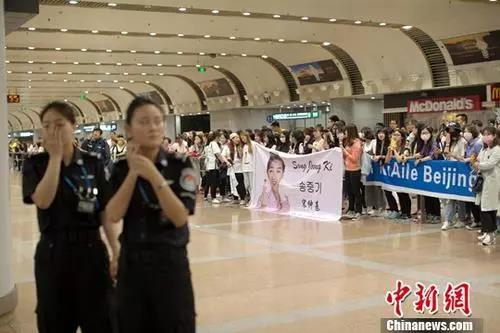 資料圖為一名韓國藝人的“粉絲”在北京首都國際機(jī)場(chǎng)接機(jī)。<a target='_blank' ><p  align=