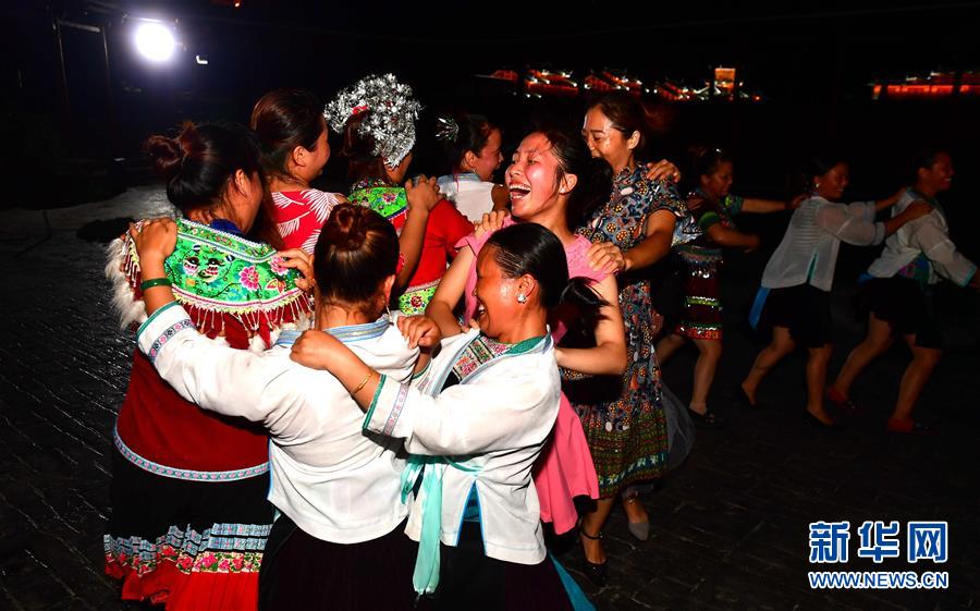 （社會）（8）苗山脫貧影像志&mdash;&mdash;把苗寨搬進景區 讓貧困戶住進城里