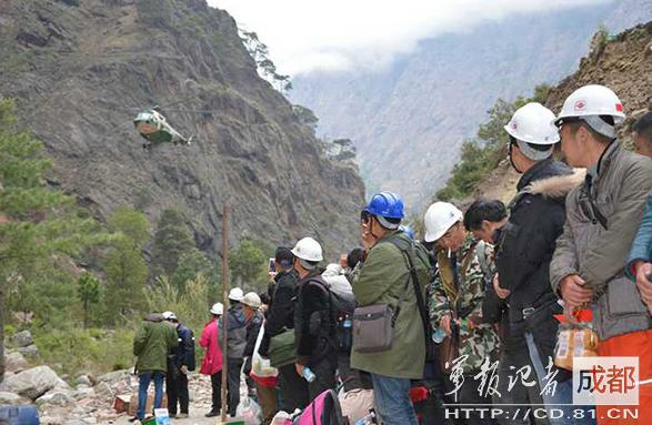 2015年4月，因地震被困尼泊爾的中國公民準(zhǔn)備登機(jī)