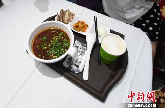 圖為“環西部火車游Y667/8次”列車上推出蘭州牛肉面套餐，套餐38元，有一碗牛肉面、一碟牛肉、一個雞蛋、一份小菜、一份甜胚子?！钇G敏 攝