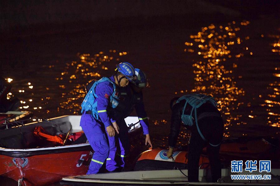 （重慶公交車墜江事故·圖文互動）（1）夜幕降臨，重慶萬州公交客車墜江事故救援工作仍在進行中