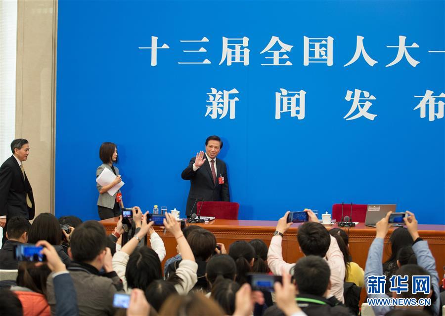 （兩會&middot;XHDW）（6）十三屆全國人大一次會議舉行新聞發布會