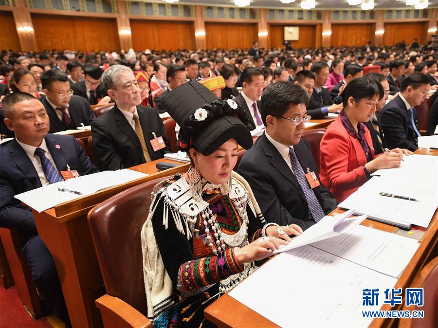 (兩會(huì)·基層代表履職故事)(1)全國人大代表喬進(jìn)雙梅:“花間”繡出美麗人生