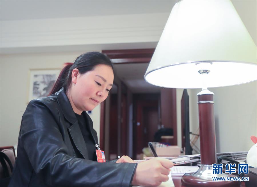 （兩會(huì)&middot;基層代表履職故事）（3）全國人大代表喬進(jìn)雙梅：&ldquo;花間&rdquo;繡出美麗人生