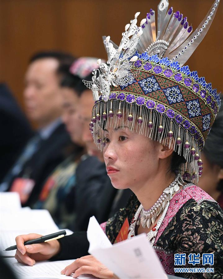 (兩會·基層代表履職故事)(1)全國人大代表?xiàng)钌徲ⅲ簽榘傩战】当q{護(hù)航