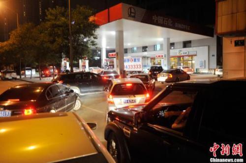 資料圖：山西太原一加油站內(nèi)，私家車主排隊(duì)加油。<a target='_blank' ><p  align=