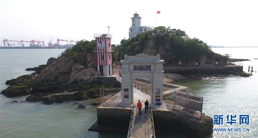 (新華全媒頭條·圖文互動(dòng))(1)守望——記舢舨洲“島主”黃燦明一門(mén)四代航標(biāo)工