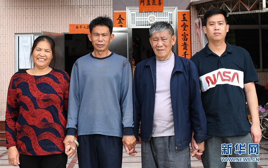 (新華全媒頭條·圖文互動(dòng))(9)守望——記舢舨洲“島主”黃燦明一門(mén)四代航標(biāo)工